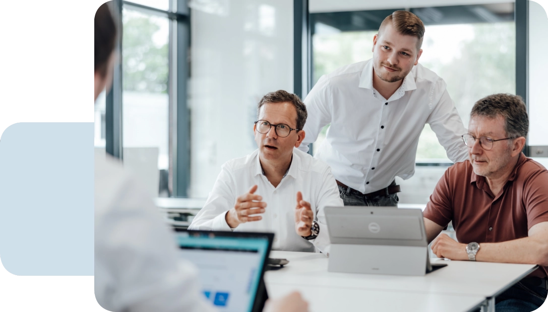 thermregio Beratung Personen bei einer Beratung an einem Tisch